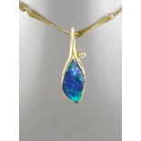 Anhänger mit Boulder-Opal und Brillant an Kette, 750er Weißgold, Klaus Wurzbacher, BerlinGol