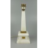 Lampenfuß, Alabaster, um 1880/1900Obelisk-Form, quadratischer Stand, 13*13cm, Messing-Applik