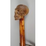 Memento- Mori Gehstock mit Silbermonogramm, um 1900geschnitzter Weichholzknauf in Form eines