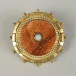 Brosche mit Goldfluss, Gründerzeit um 1890zentrale, kleine Perle (Lüster beschädigt), D.32mm