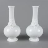 2 kleine Vasen mit Maskaronen, KPM Berlinweiß, Kugelkorpus mit langem Hals, seitlich Maskaro