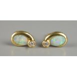 Paar Ohrstecker mit Opal und Brillant, 750er GoldGew.2,32g, jeweils 1 ovaler Opal-Cabochon,