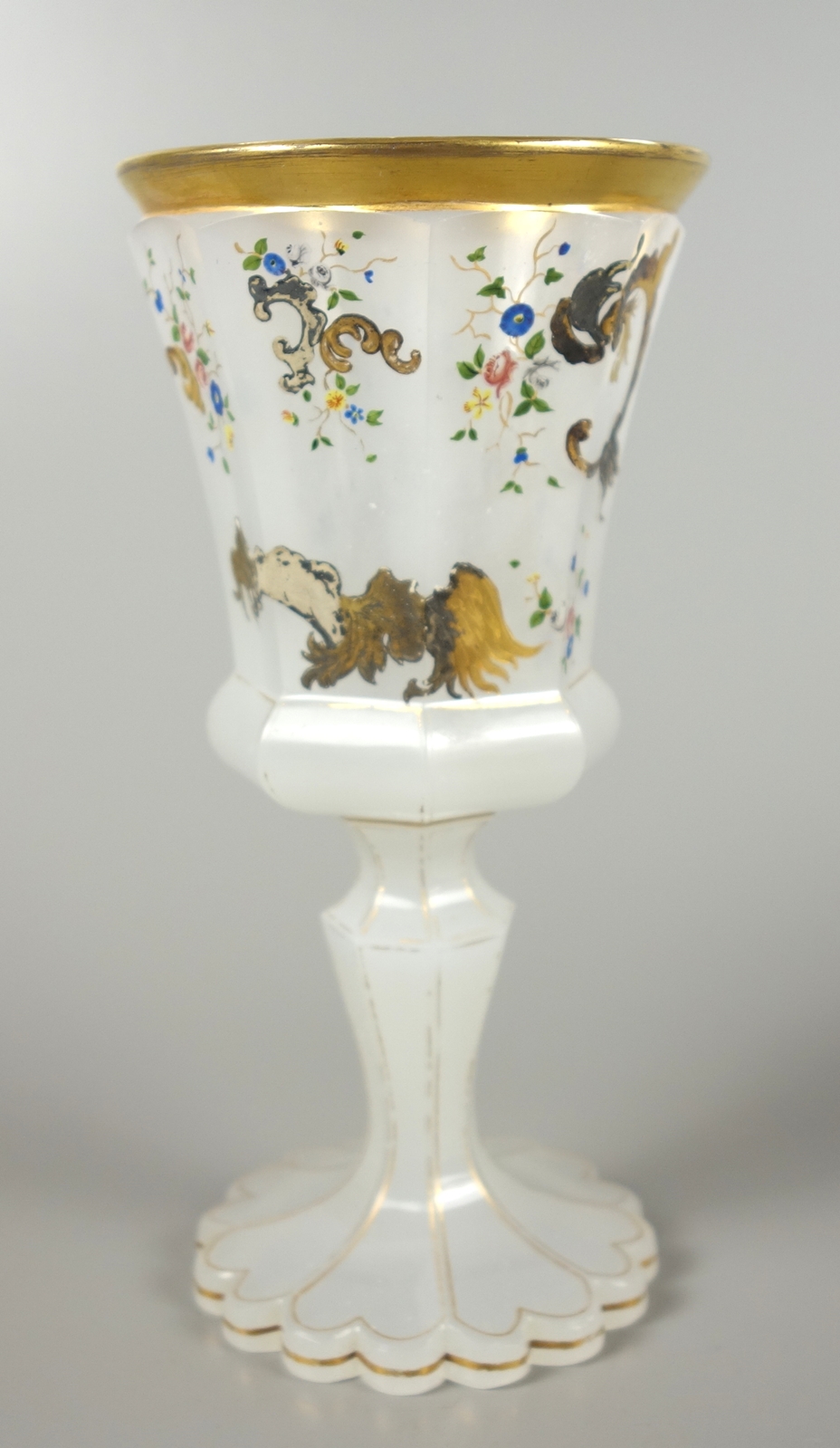 Pokalglas aus Alabasterglas, 19.Jh.gekerbter Stand, facettierter Schaft, Goldkonturen, facet - Image 2 of 3