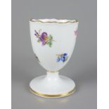 Eierbecher mit Streublumen, Meissen, Pfeifferzeit, 1934-1934gewellter Goldrand, polychrome B