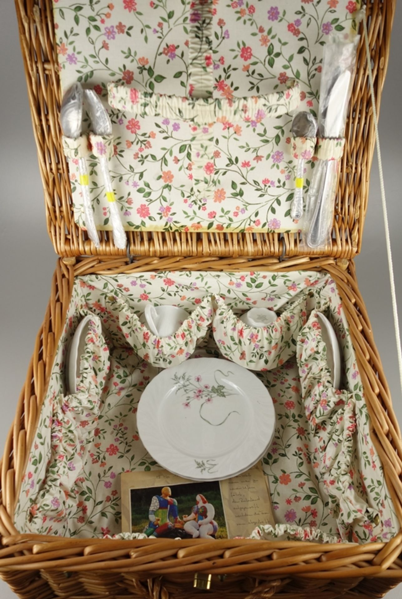 Picknick-Koffer, bestückt mit Porzellan und Besteck für 2 Pers. - Bild 2 aus 2