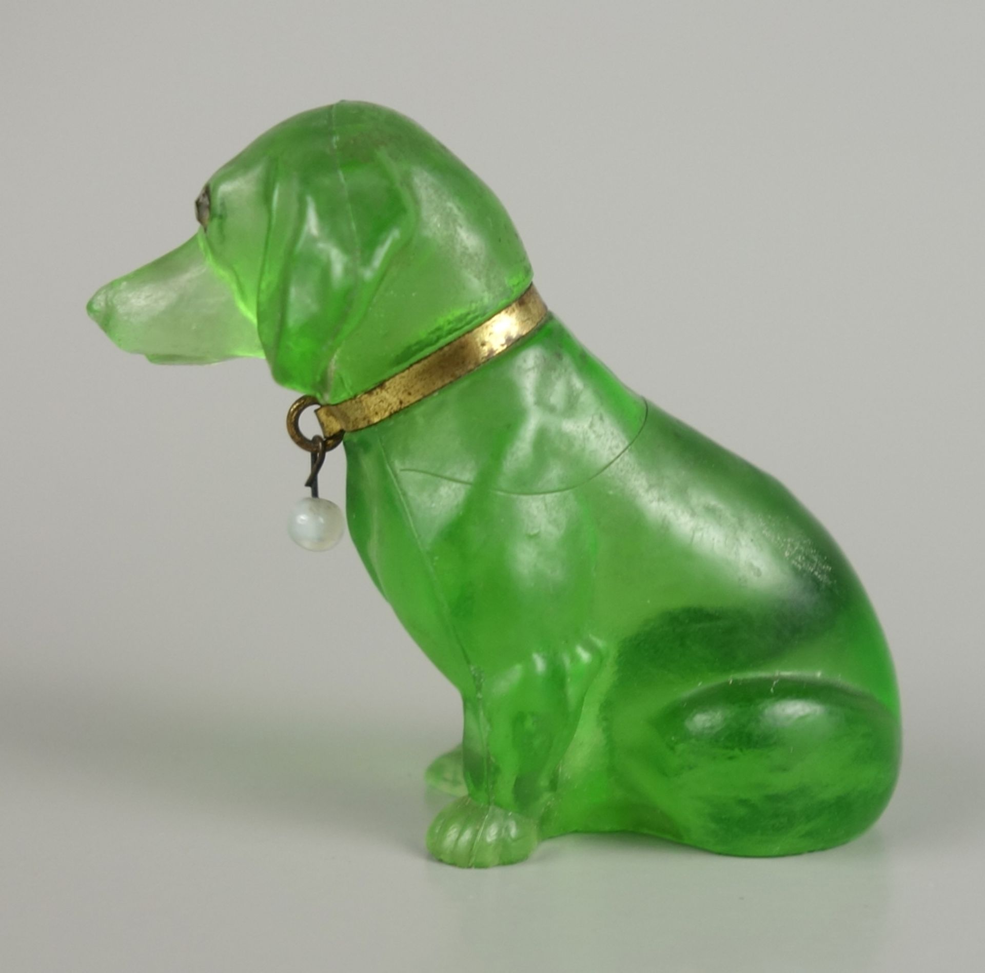 Green glass dachshund, Art Deco, Bohemia, c.1920, h.4,8cm - Image 2 of 3