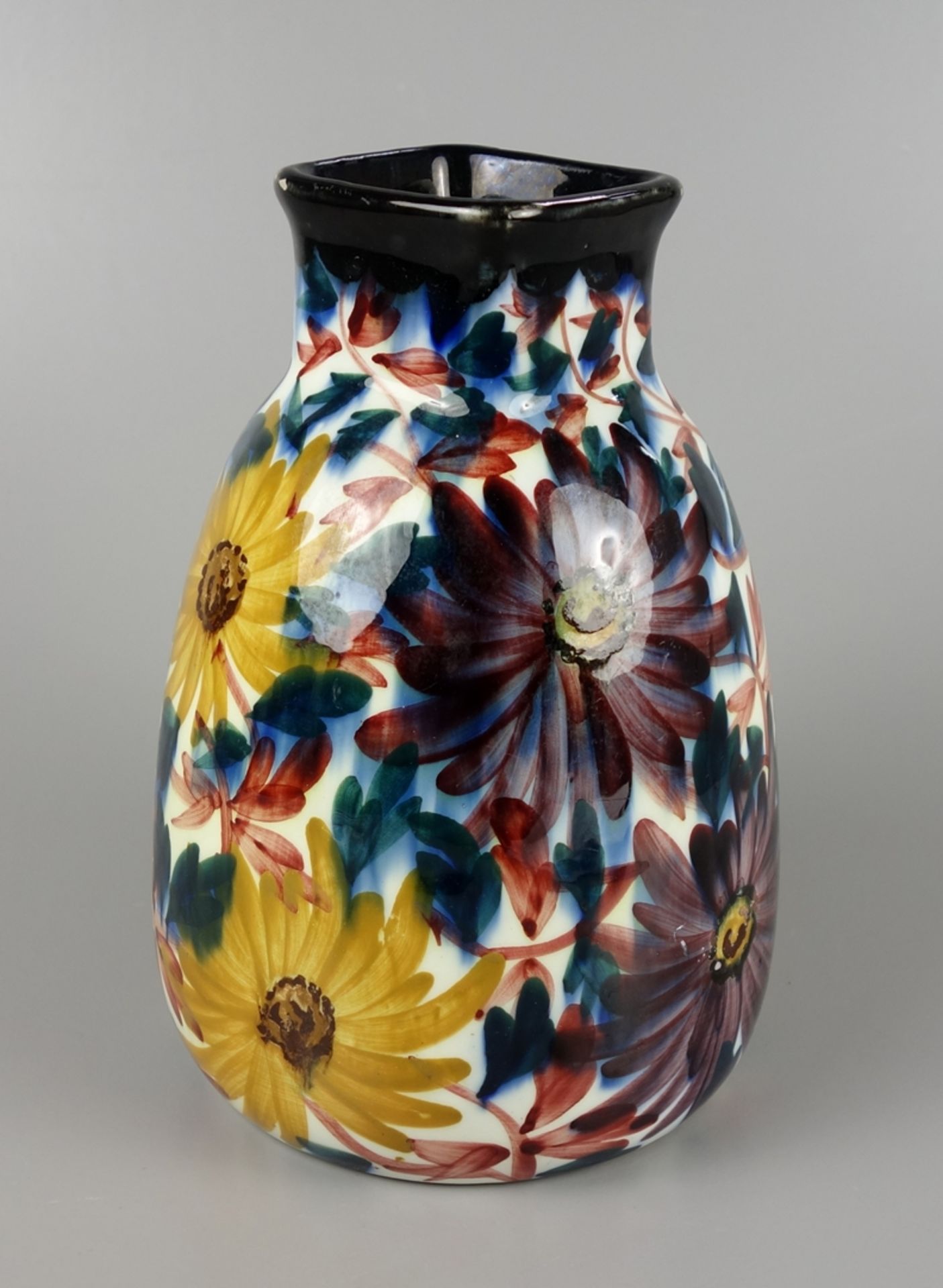 Vase mit Blumendekor in Handmalerei, Schramberger Majolika, um 1910