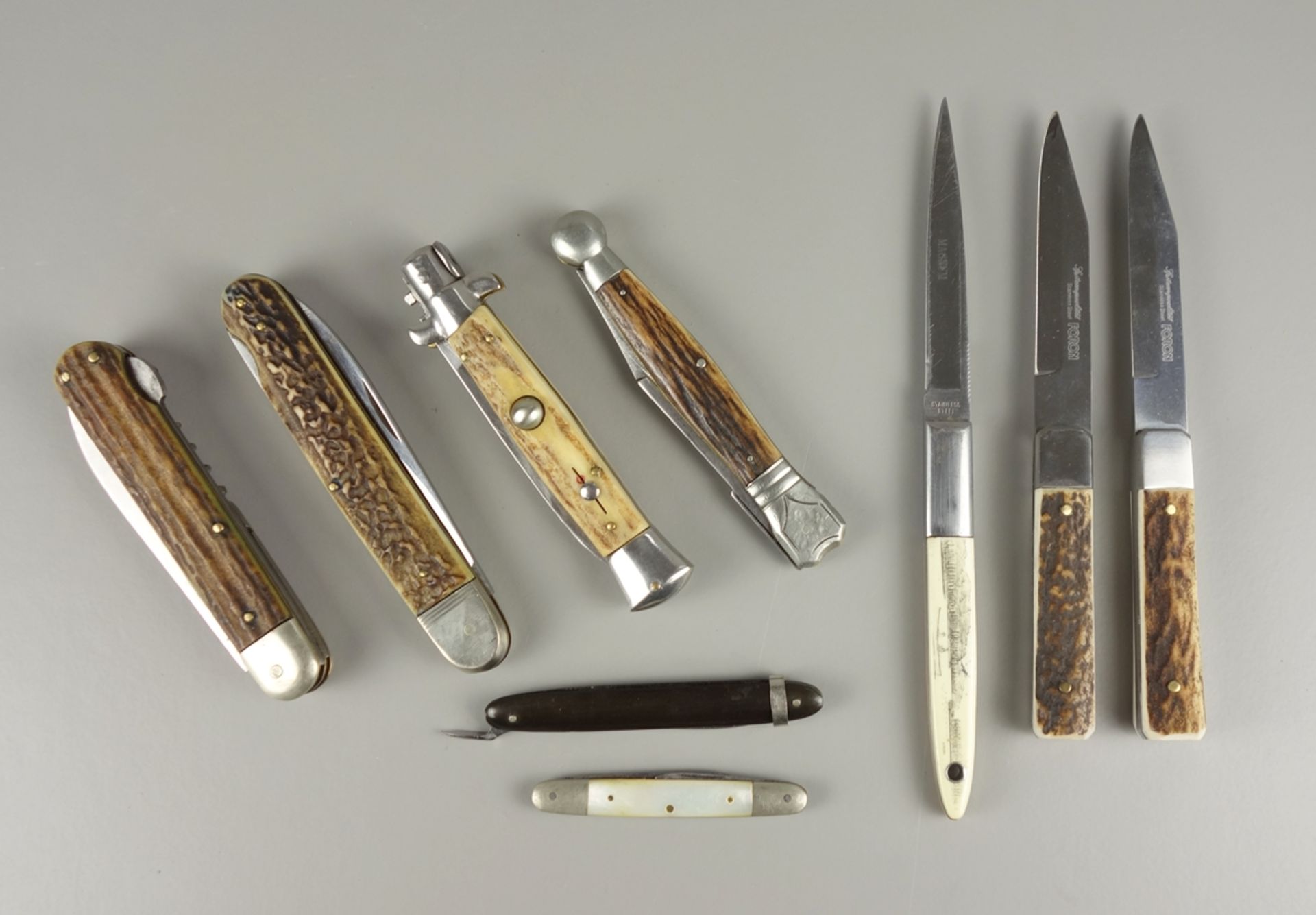 6 Taschenmesser und 3 Messer, überwiegend mit Geweihgriffschalen, Mitte und 2. Hälfte 20. Jh.
