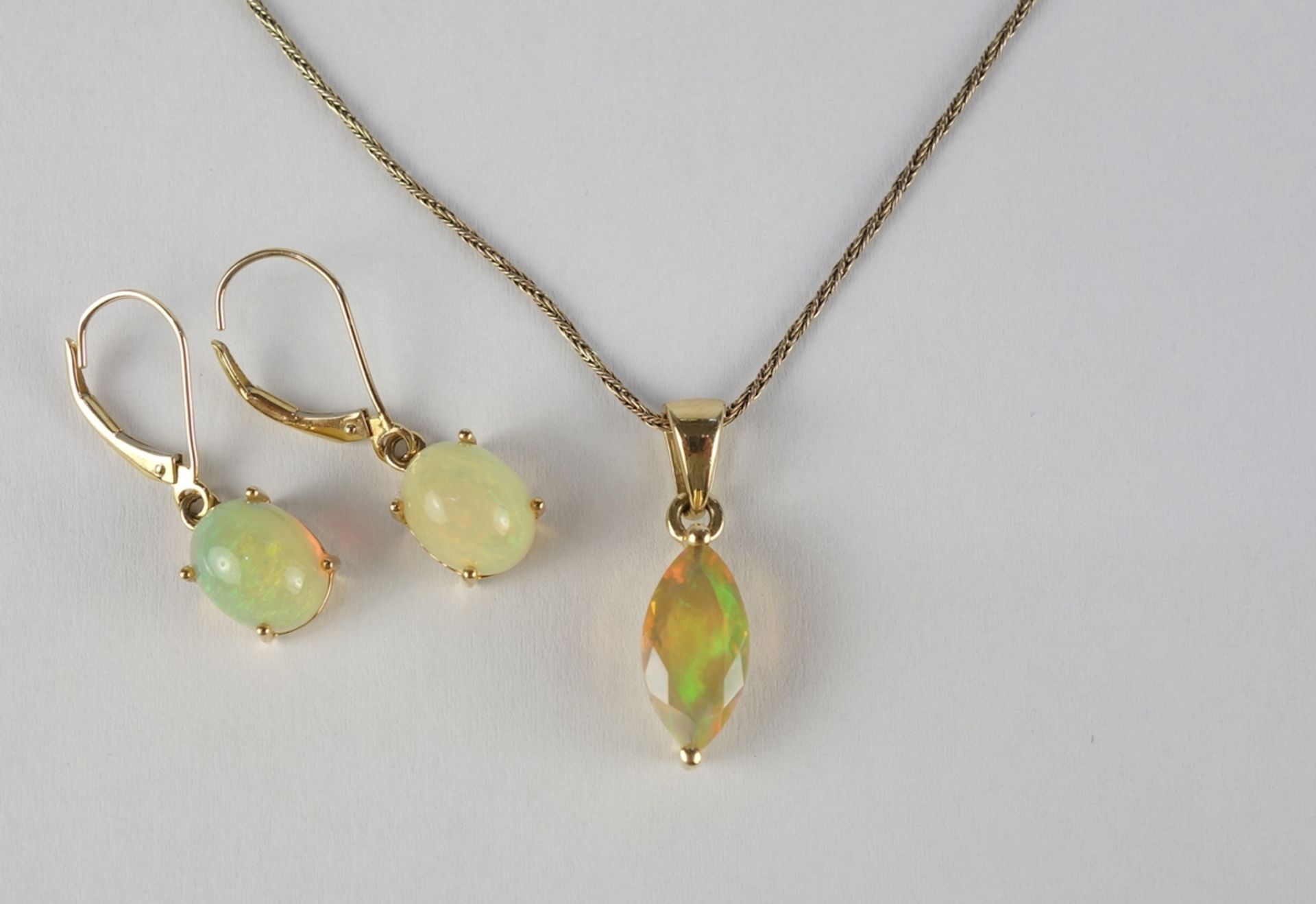 Opal-Anhänger an Kette und Paar Opal-Ohrringe, 585er Gold, Gew.7,01g