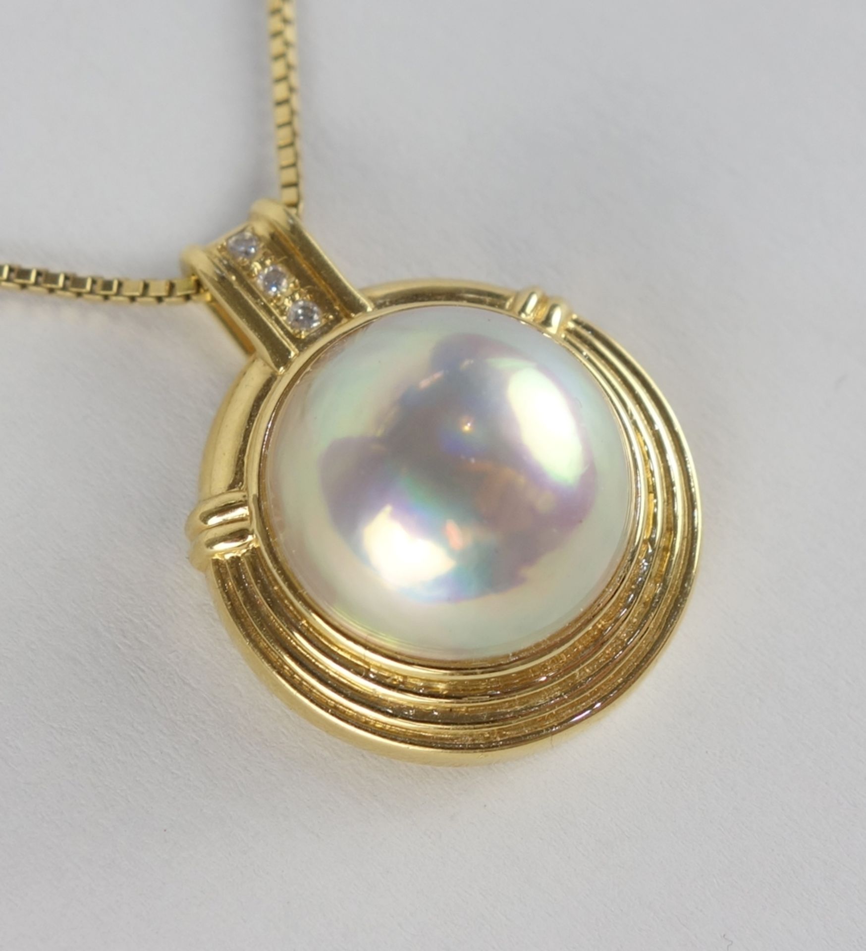 Pendant with mabé pearl and 3 diamonds on chain, 18K gold