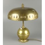 Messinglampe mit Messingschirm, um 1910