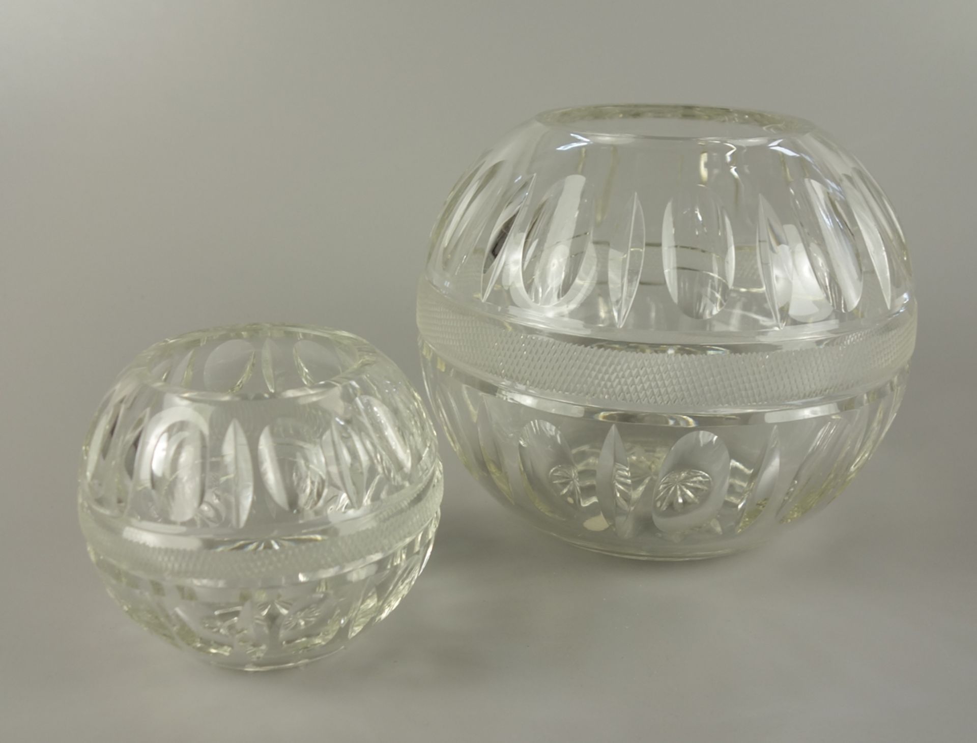 Bowl and pair of spherical vases, crystal, 2nd half 20th cent. - Image 2 of 2