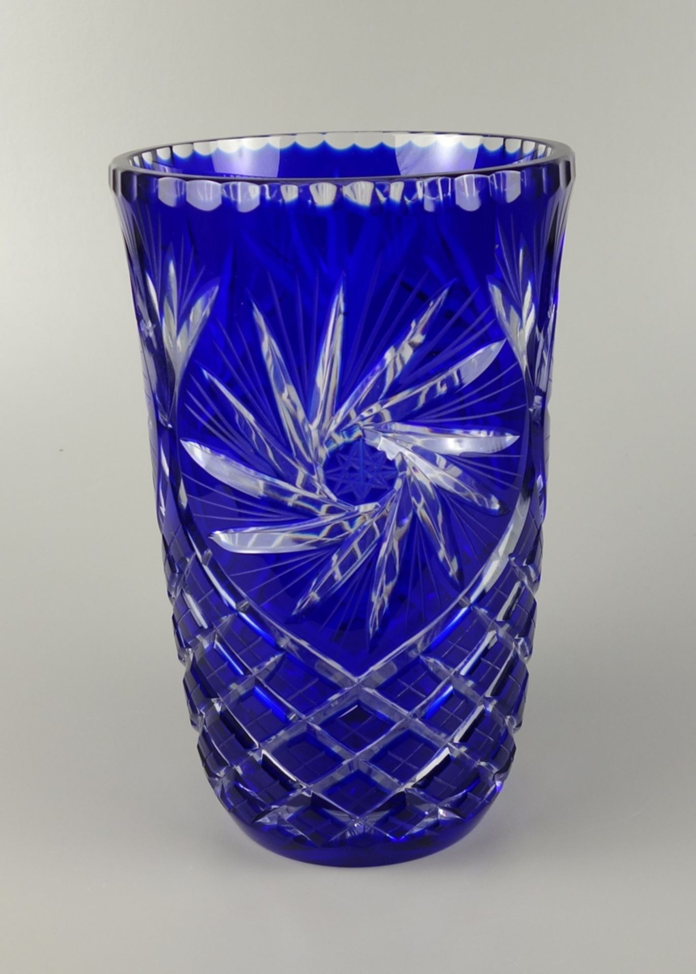 große Kristallvase mit Schleuderstern, kobaltblau überfangen, H.23cm