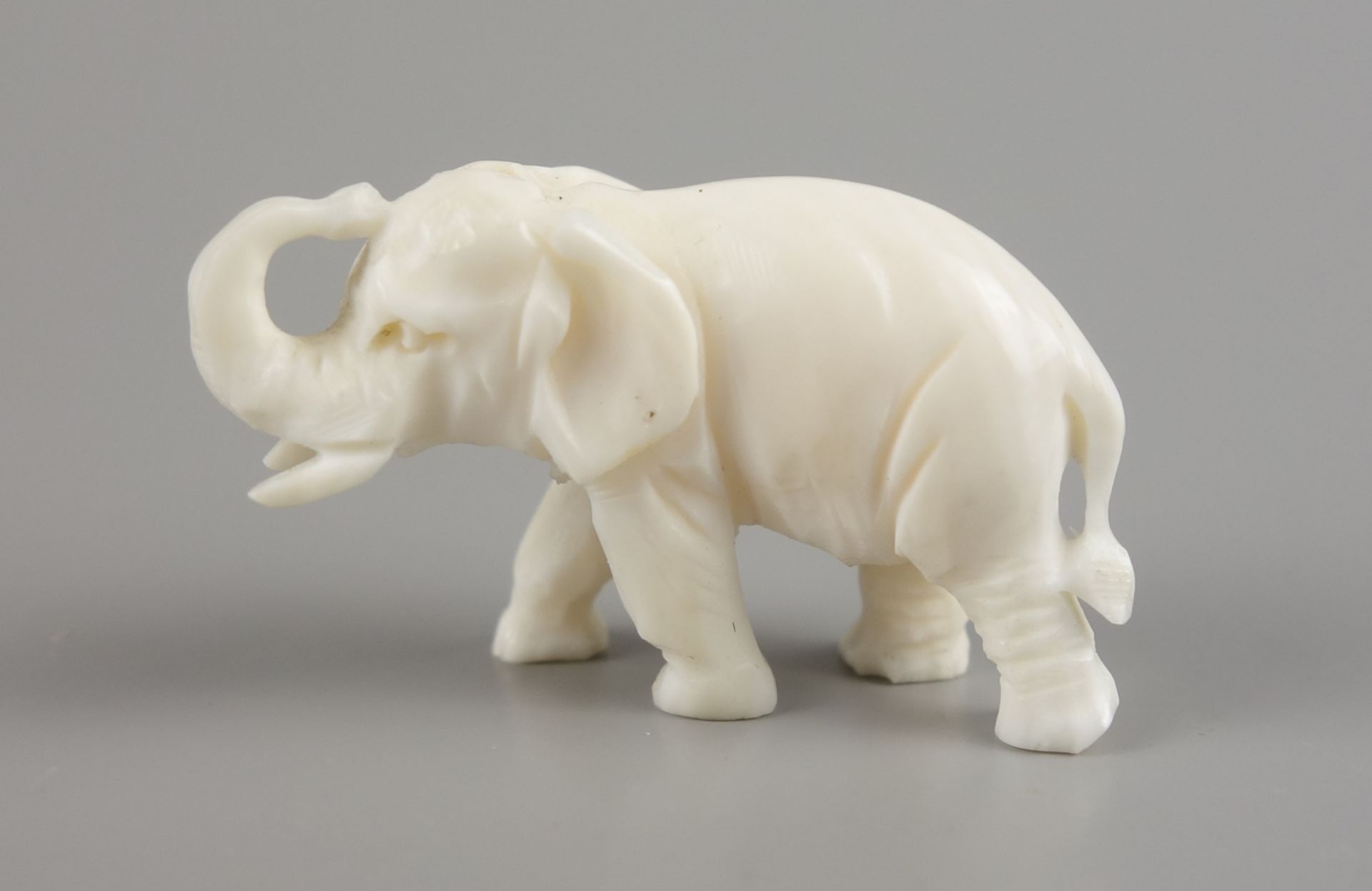 2 Elfenbein-Miniaturen: Elefant und Pferd  - Bild 2 aus 3