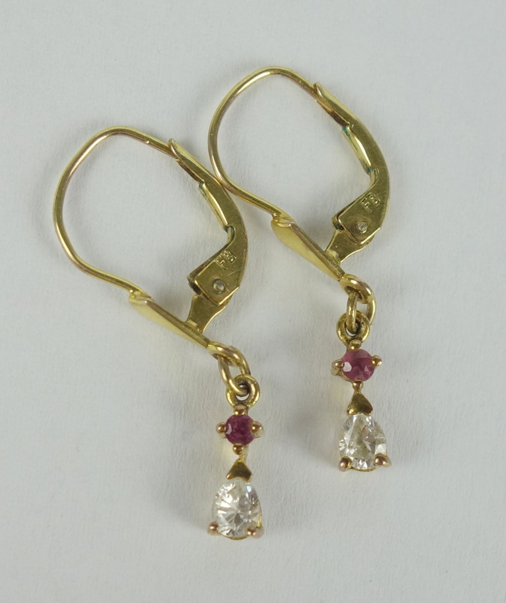 Paar Ohrhänger mit Zirkonias und kl. Rubinen, 333er Gold, Gew.1,29g