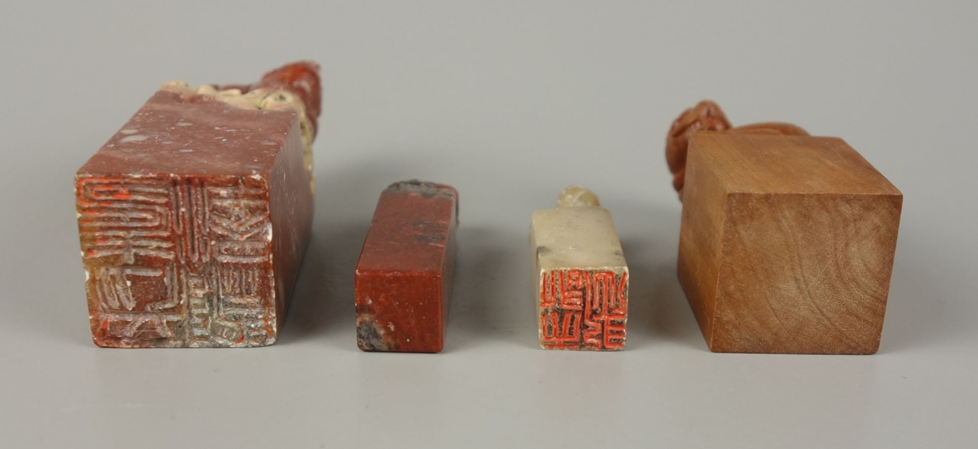 4 Miniaturen mit Fo-Hund/Siegel, Naturstein und Holz - Bild 2 aus 2