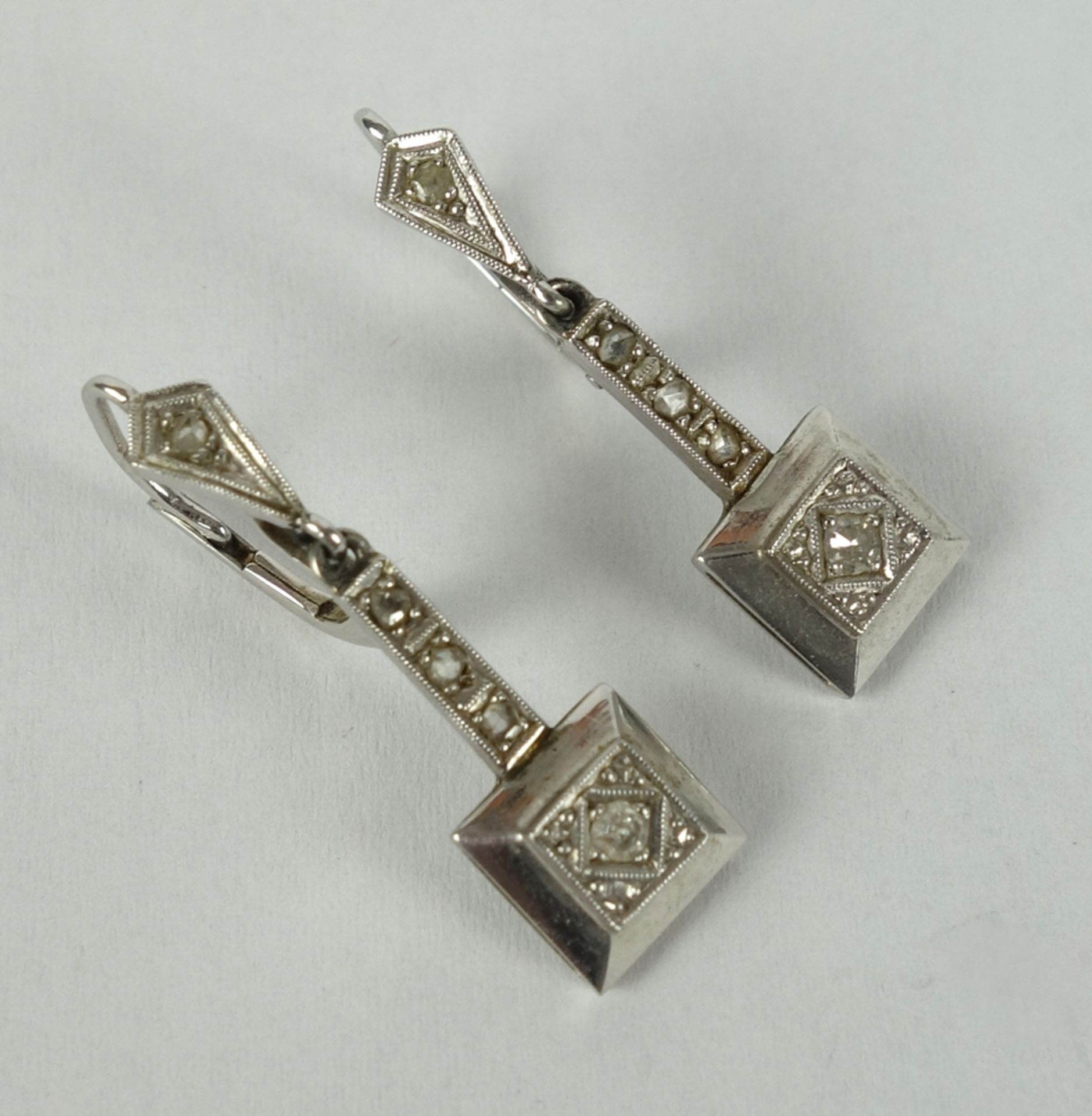 Paar Ohrhänger mit Brillant u. Diamantrosen, 585er Weißgold, Originaletui, Art Déco - Bild 3 aus 3