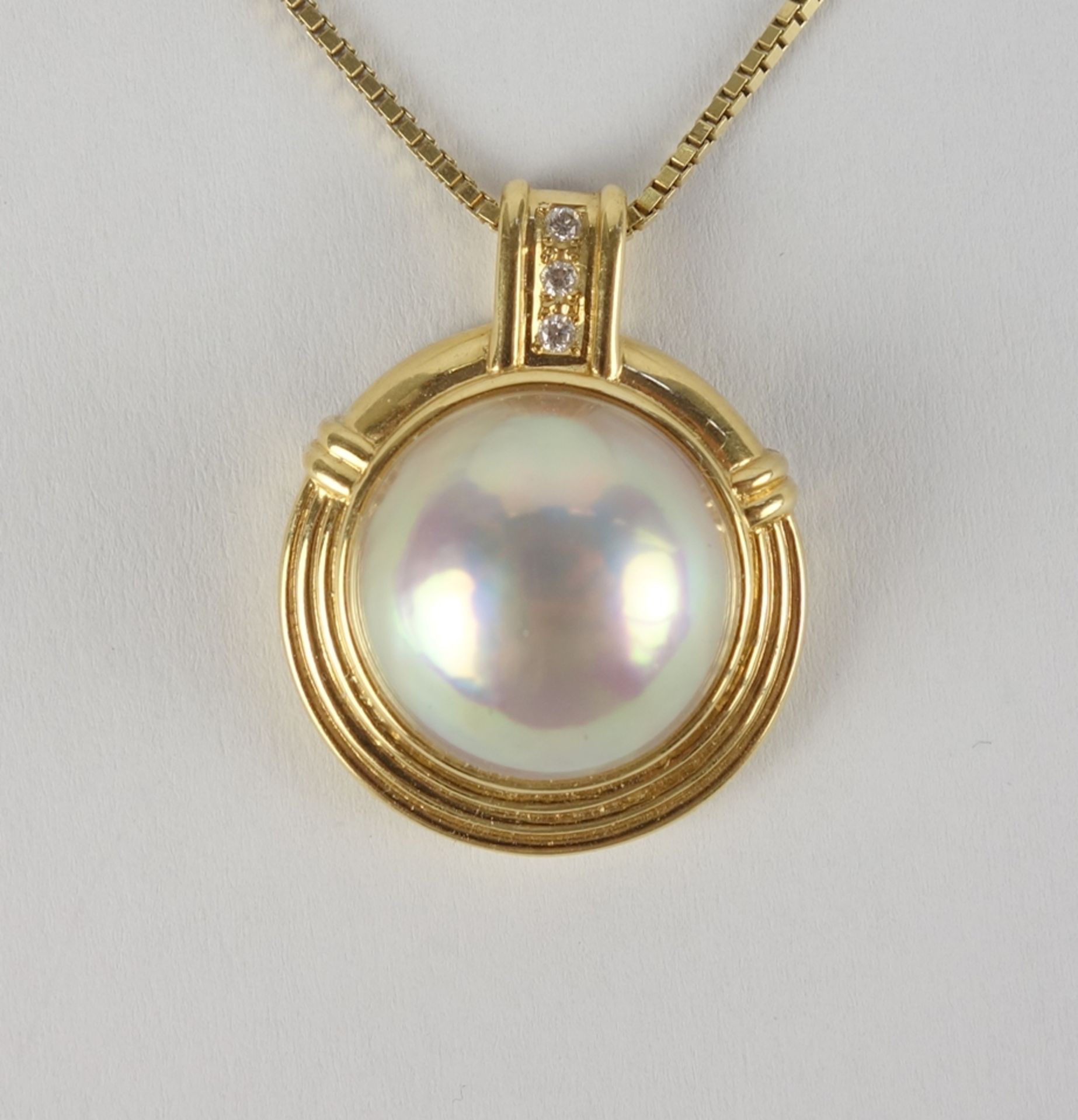 Pendant with mabé pearl and 3 diamonds on chain, 18K gold - Image 2 of 2