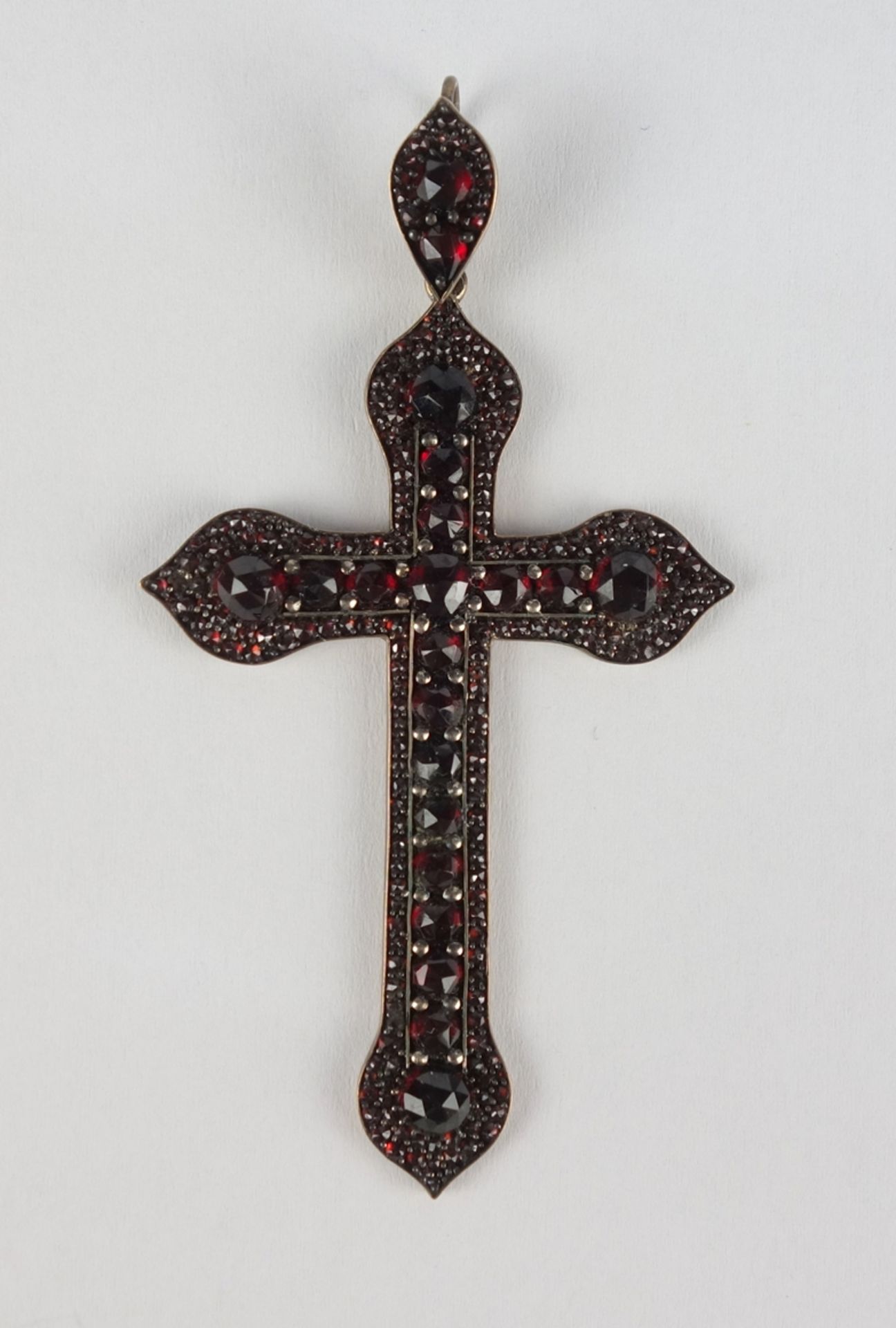 Anhänger Granat-Kreuz, Tombak, Böhmen um 1870