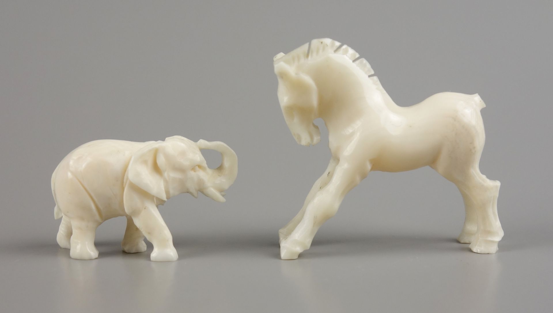 2 Elfenbein-Miniaturen: Elefant und Pferd  - Bild 3 aus 3