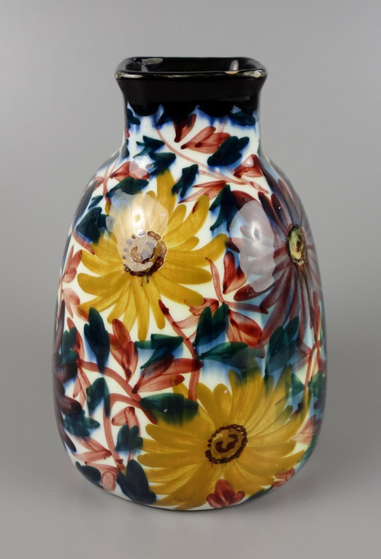 Vase mit Blumendekor in Handmalerei, Schramberger Majolika, um 1910 - Bild 2 aus 3
