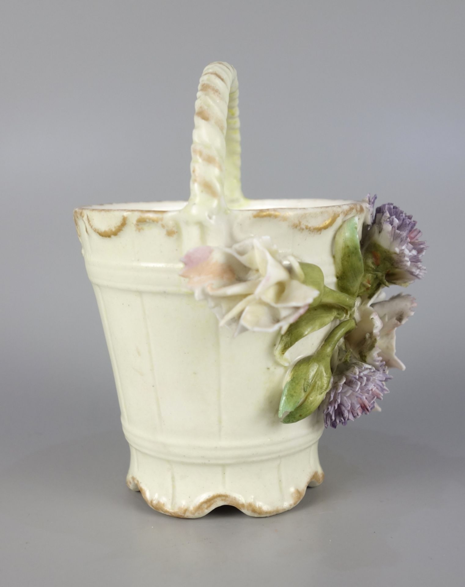 Basket with handle and three-dimensiol blossoms, Schierholz&Sohn, Plaue, Thuringia, 2nd half 19th c - Image 2 of 3