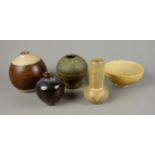 4 kleine Keramikvasen und 1 Schälchen, braune Glasuren, überwiegend Handarbeit, 1950er Jahre