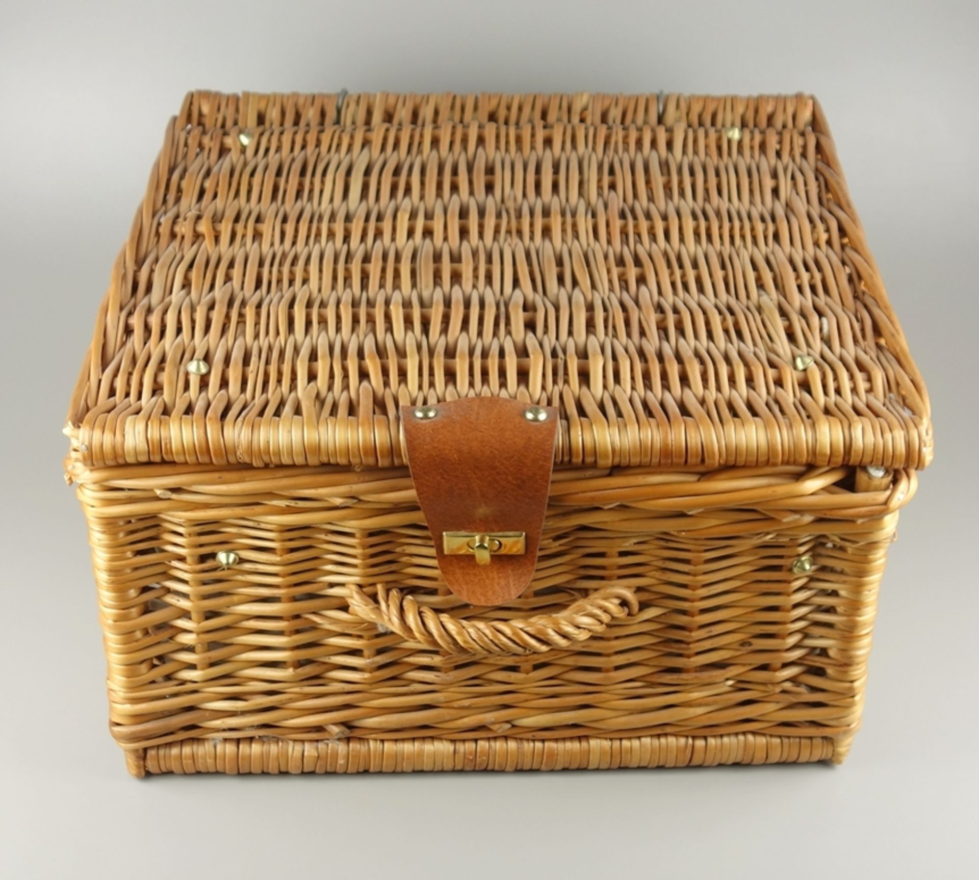 Picknick-Koffer, bestückt mit Porzellan und Besteck für 2 Pers.