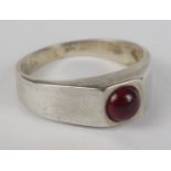 Ring mit rotem Stein (Almandin), 835er Silber, Juwel, Gew.2,25g