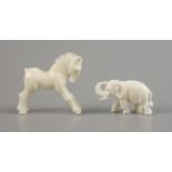 2 Elfenbein-Miniaturen: Elefant und Pferd