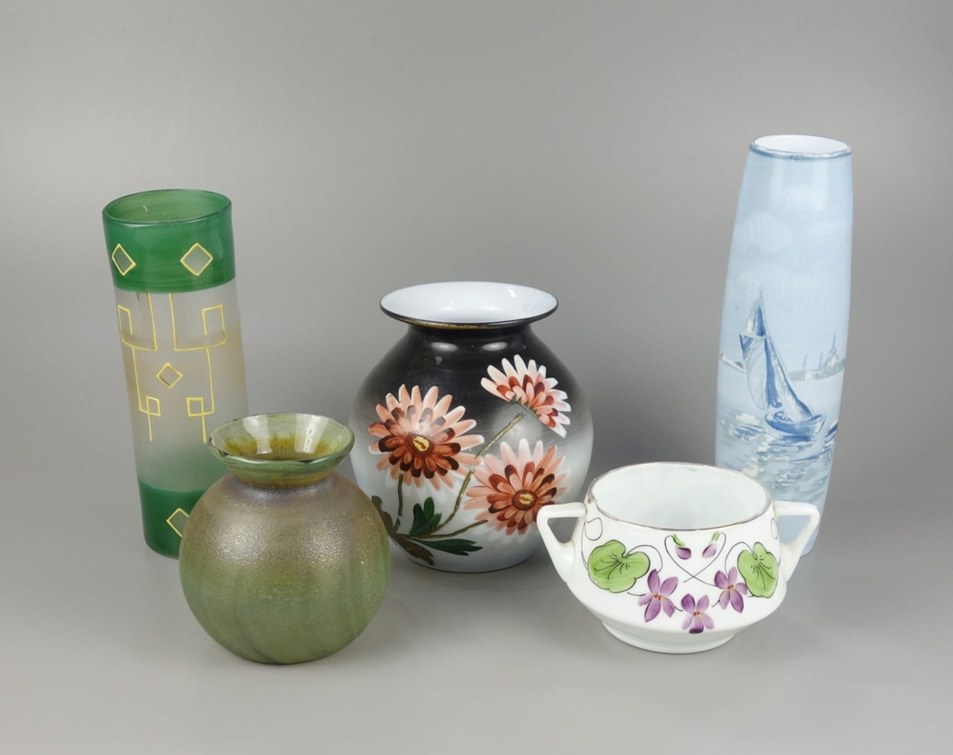 4 Vasen und 1 Schale, überwiegend mit Handmalerei, um 1930/1940
