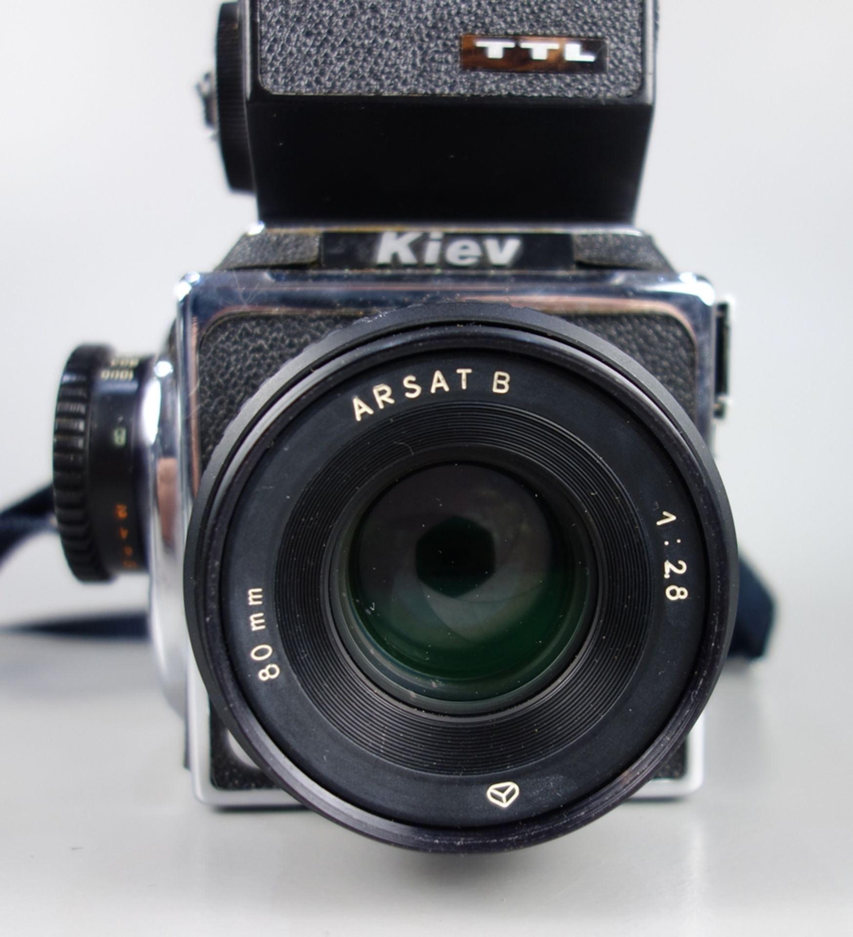 Mittelformatkamera "Kiev 88 TTL", mit Objektiv Arsat B 1:2,8/80mm, in Original-Tasche mit Zubehör - Bild 2 aus 5