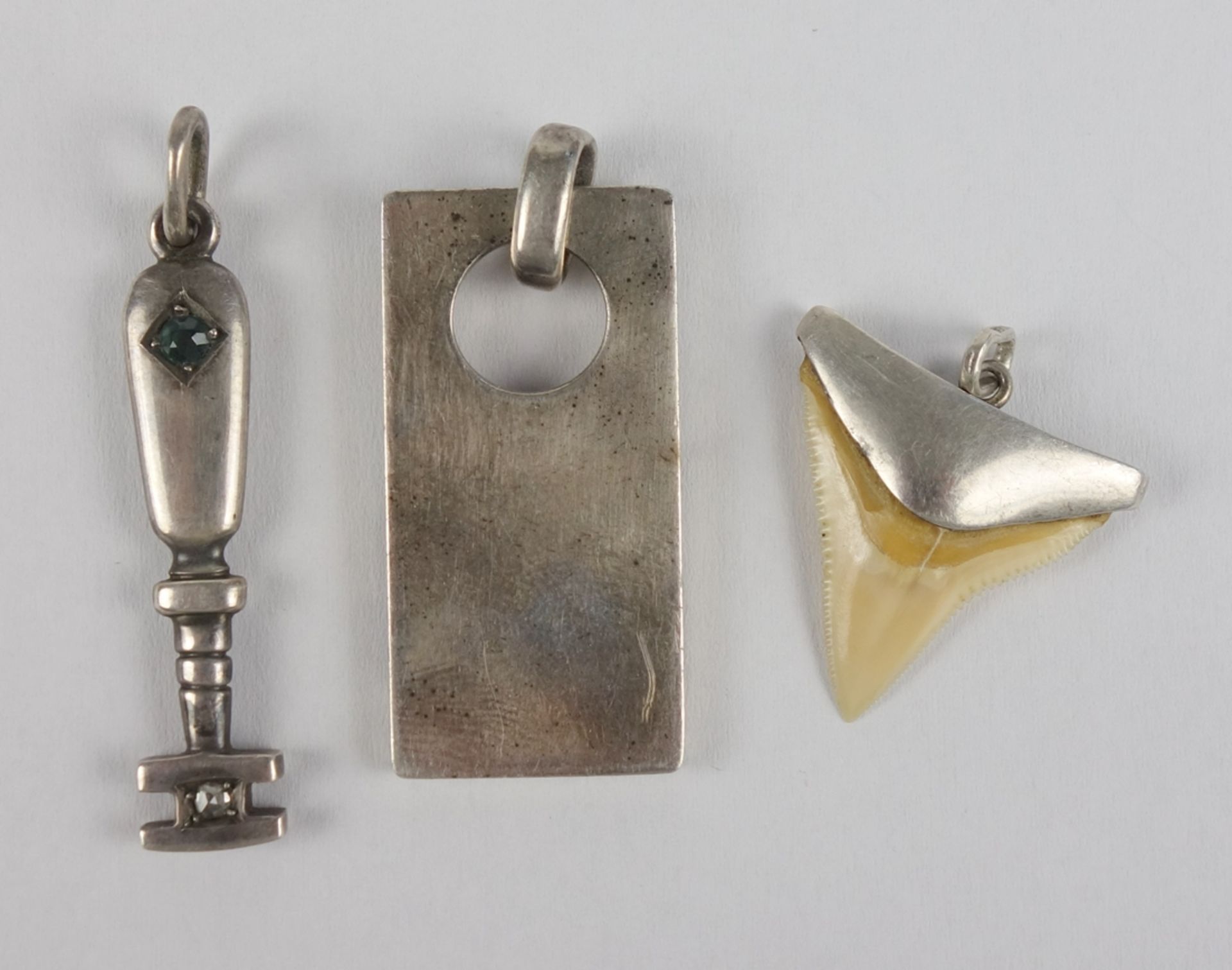 3 pendants, silver: glass cutter, shark tooth, plaque, total w.21,13g