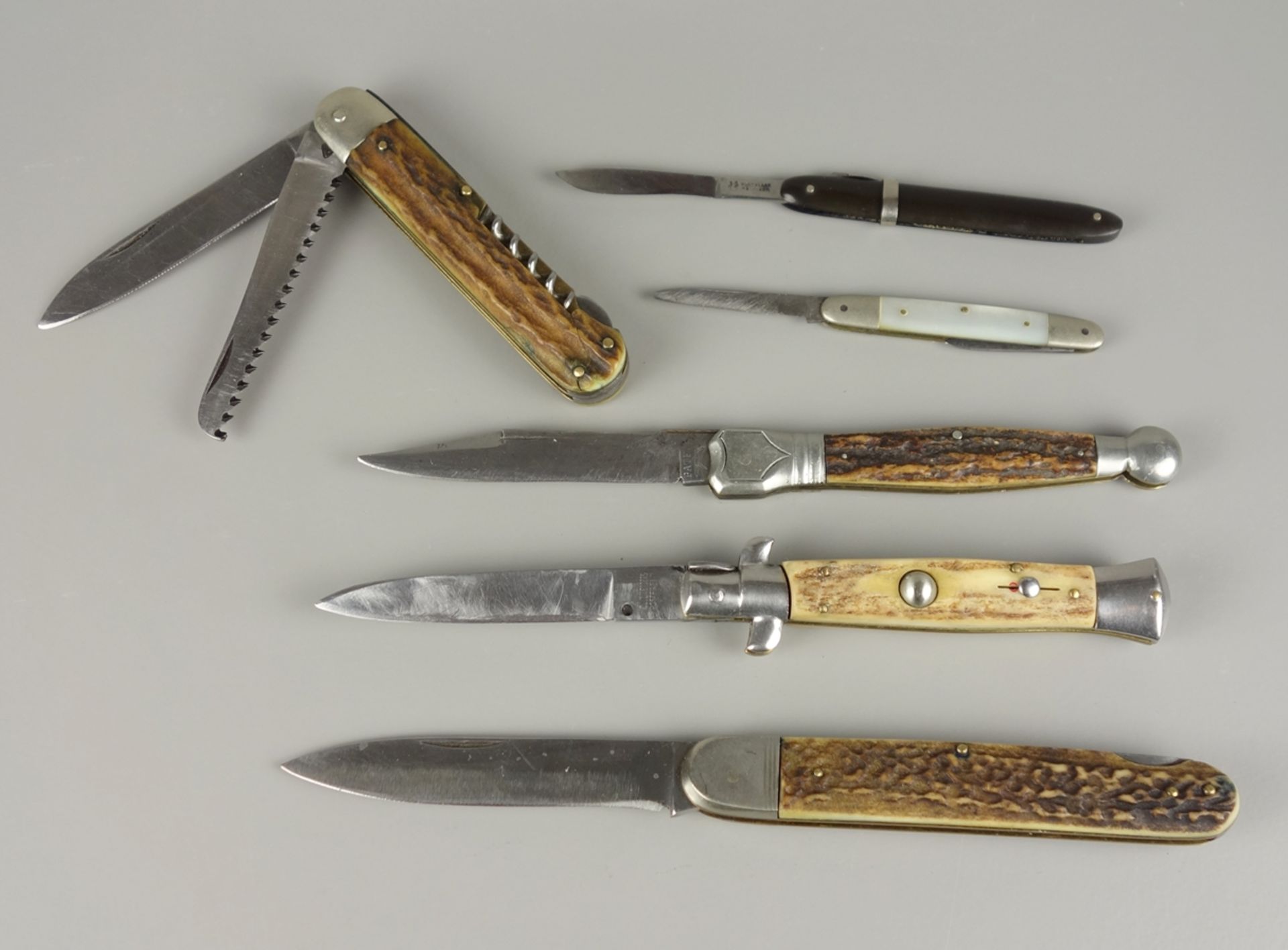 6 Taschenmesser und 3 Messer, überwiegend mit Geweihgriffschalen, Mitte und 2. Hälfte 20. Jh. - Bild 2 aus 3