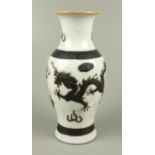 Vase mit Drachenrelief, China, 19. Jh.