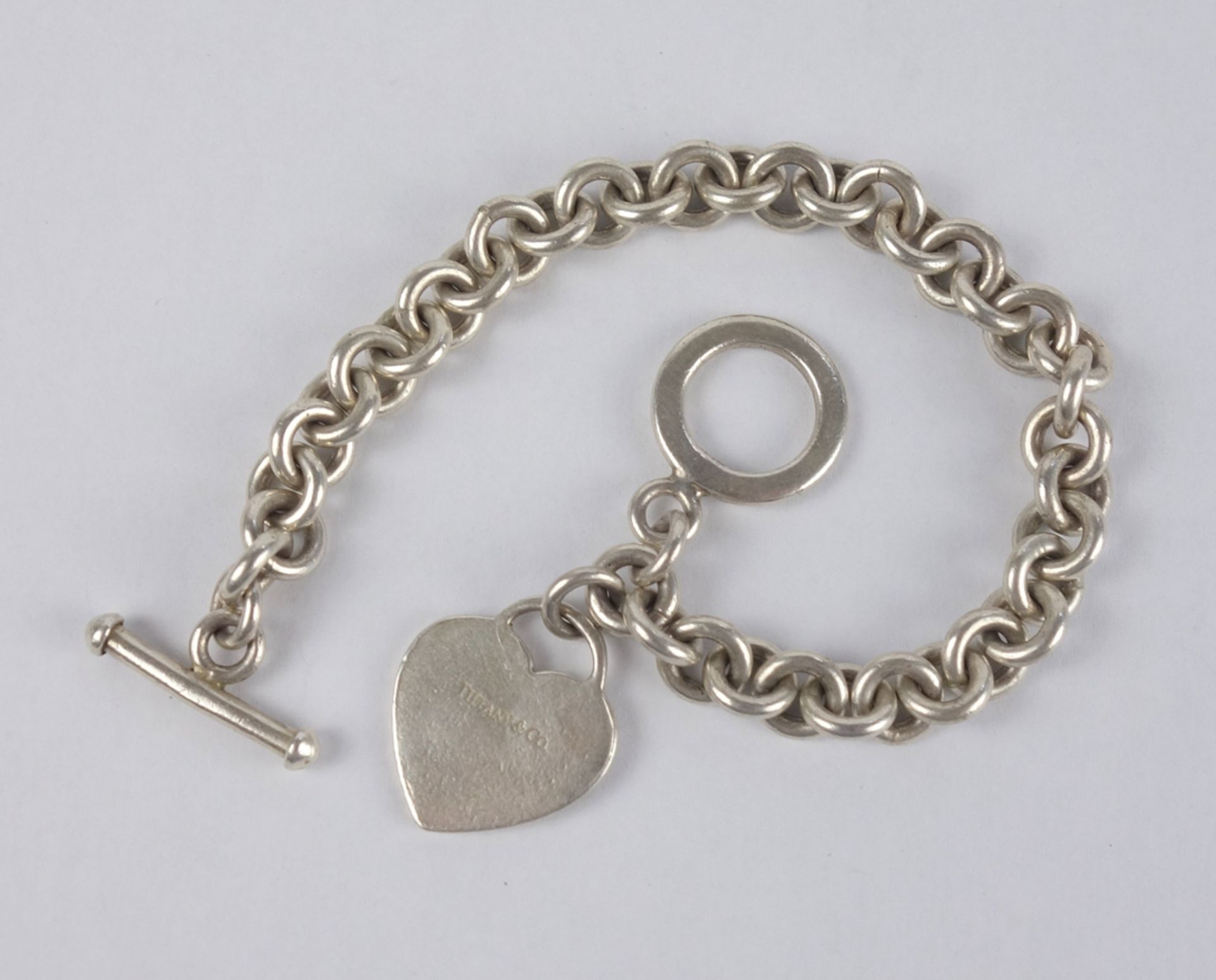 Tiffany & Co, Armband mit Knebelverschluss und Herzanhänger, 925er Silber