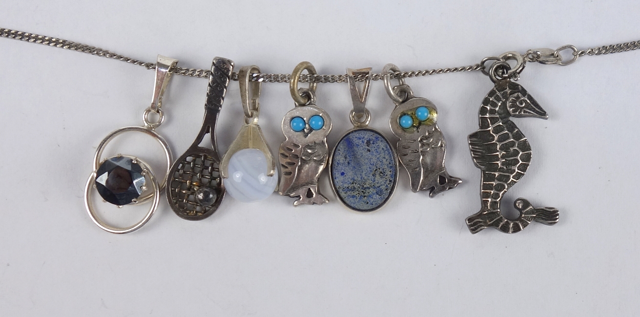 7 small pendants, 1 bracelet and 4 chains, silver - Image 3 of 3