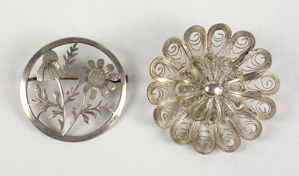 2 round brooches, 835 silver