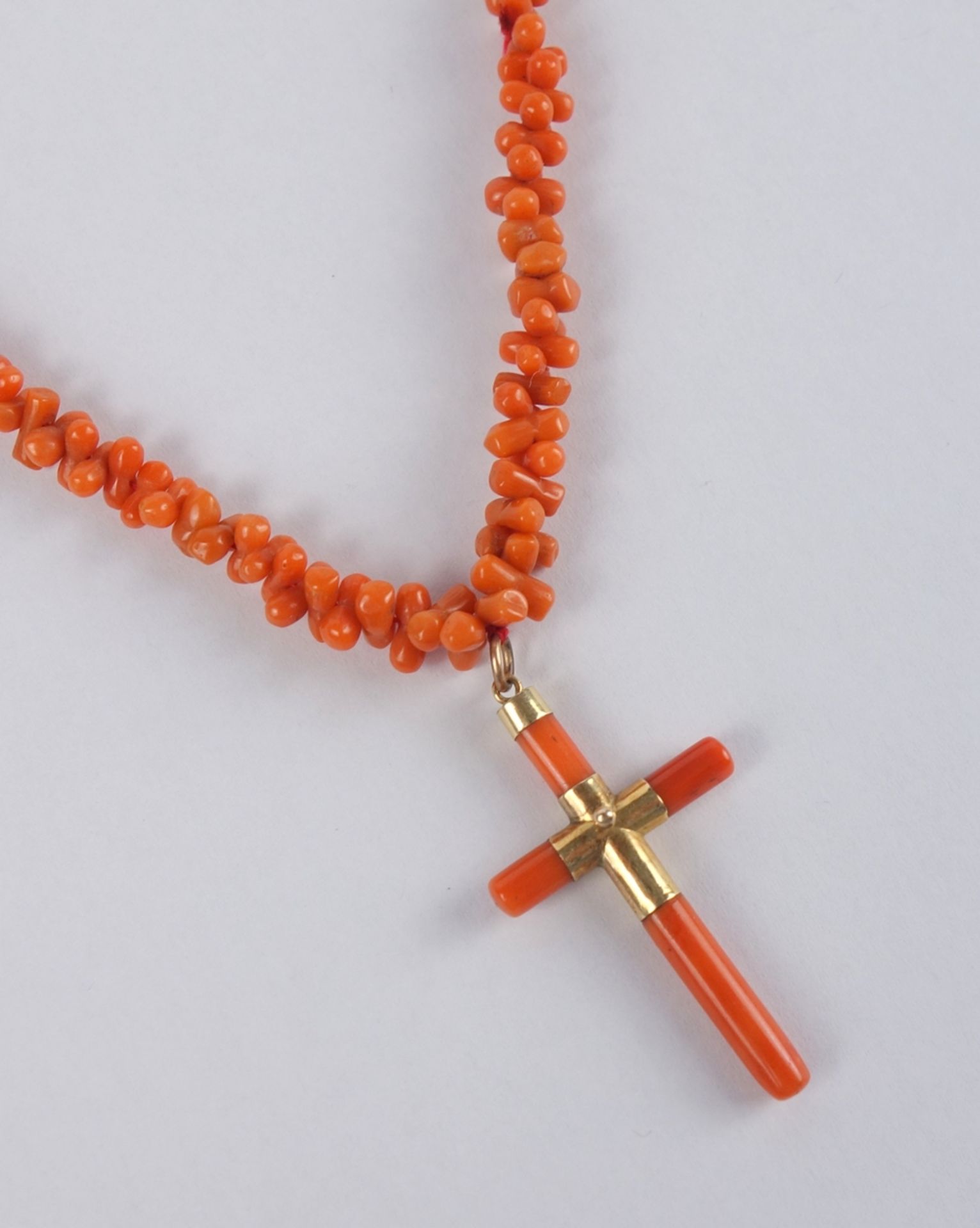 Coral necklace with coral cross pendant, around 1920 - Image 2 of 3