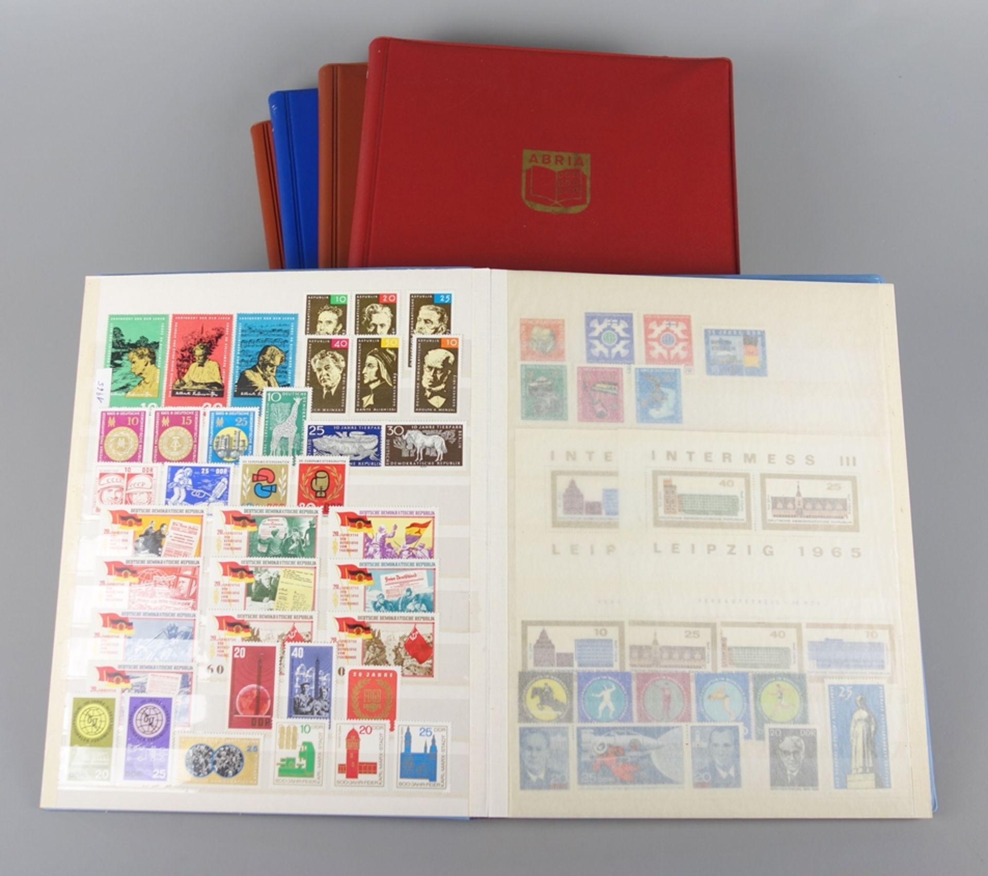 Briefmarken, DDR postfrisch 1965-1990, komplett, in 5 Alben
