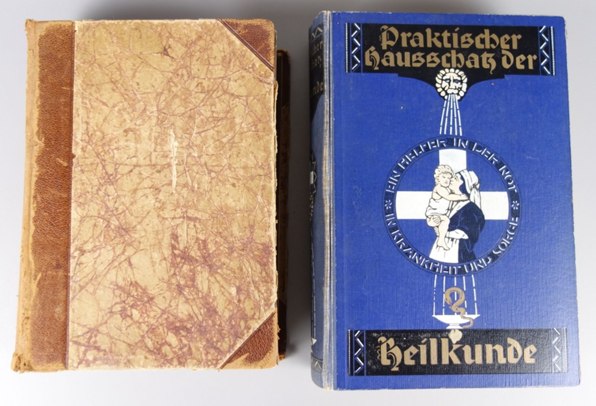 "Praktischer Hausschatz der Heilkunde" und "Das Buch der Hausfrau", um 1920