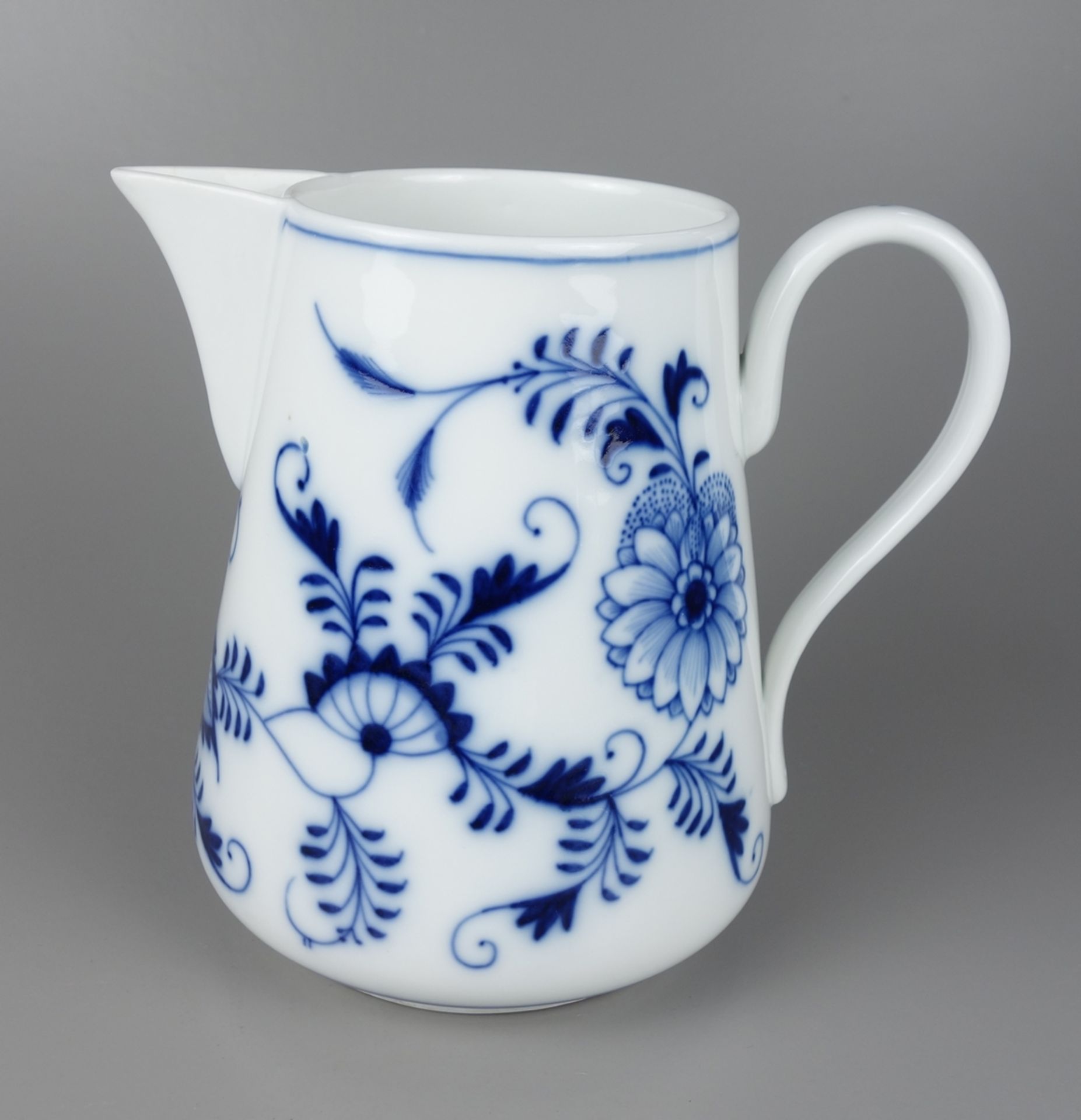 Juice jug, onion pattern, city of Meissen