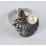 Designer- Ring mit weißer Perle, 935er Silber