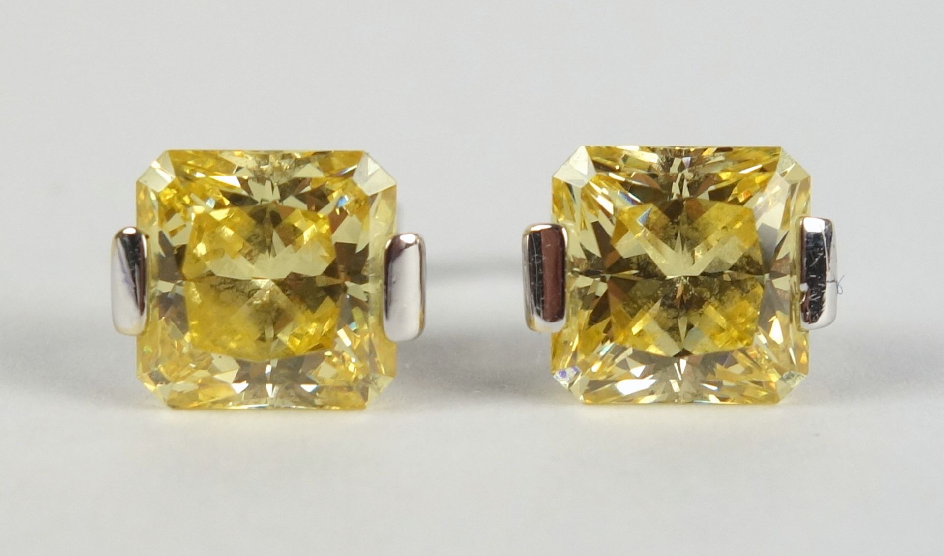 Paar Ohrstecker mit facettiertem Stein, wohl Lemon-Citrin, 750er Weißgold, Gew.5,18g - Bild 2 aus 3