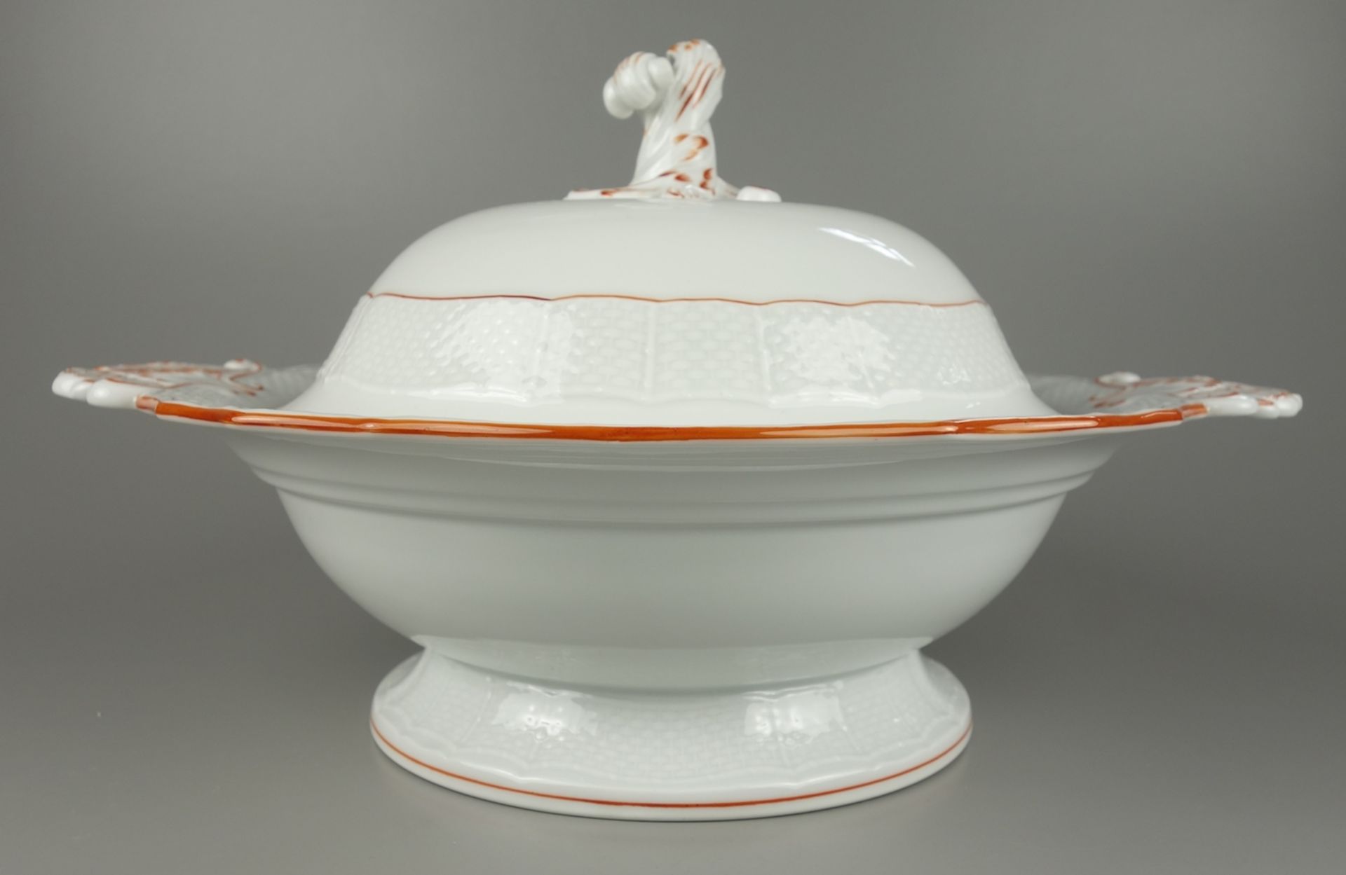 68-pcs. dinner service for 12 pers., coral with grey thread, ornamental rim, Meissen, 1st half 20th - Image 6 of 11