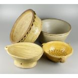 4 Teile bäuerliche Keramik: Puddingform, Durchschlag und 2 Schüsseln, um 1900