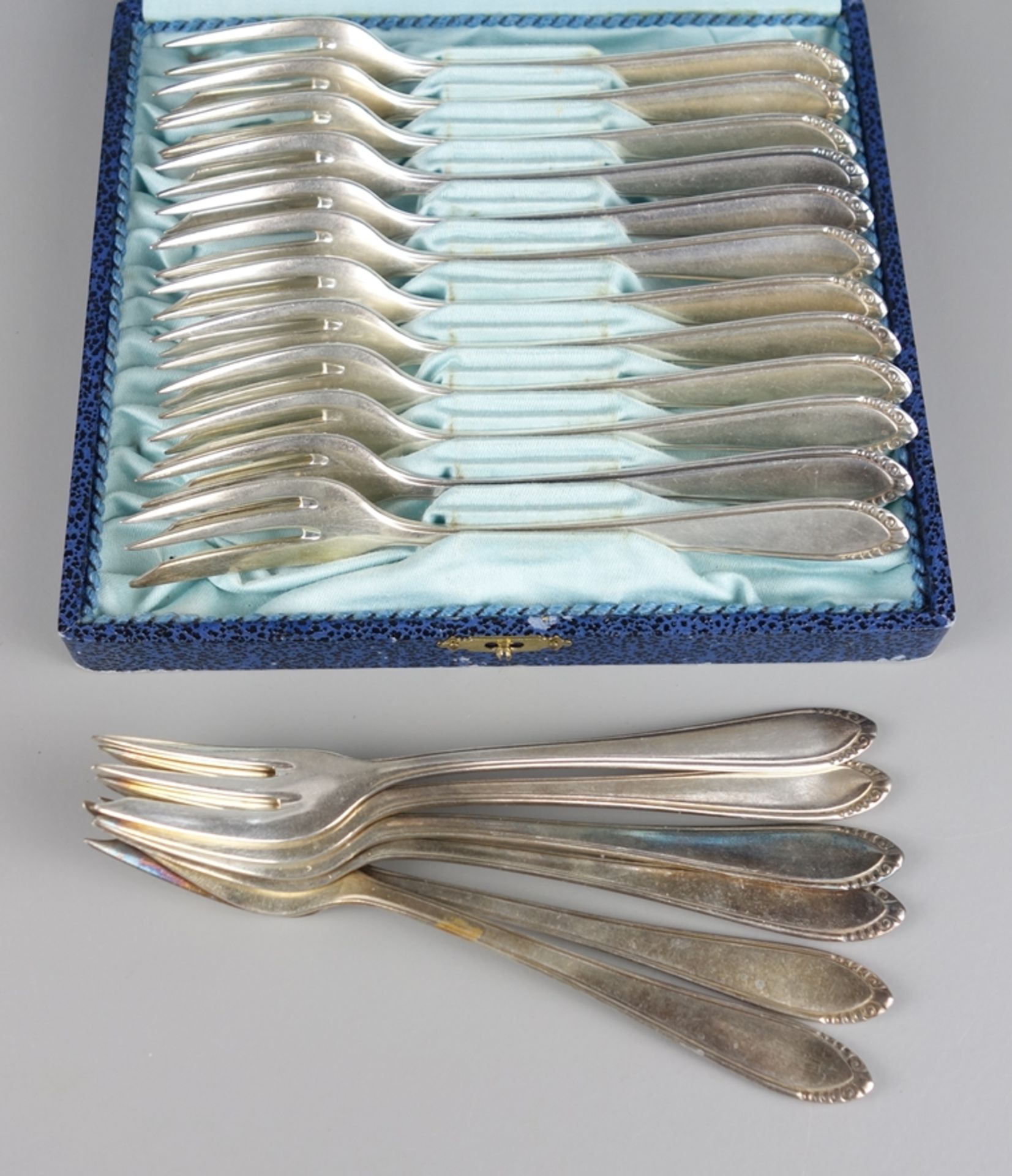18 cake forks, c. 1925, 100 silver plating