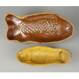 2 "Fisch" -Puddingformen und Henkeltopf, braunes Steinzeug, um 1910/1920