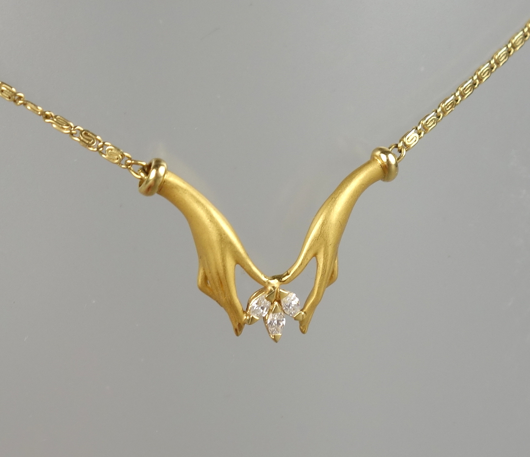 Necklace "Hands", CARRERA Y CARRERA, with 3 navettes diamonds, 18K gold - Image 2 of 4