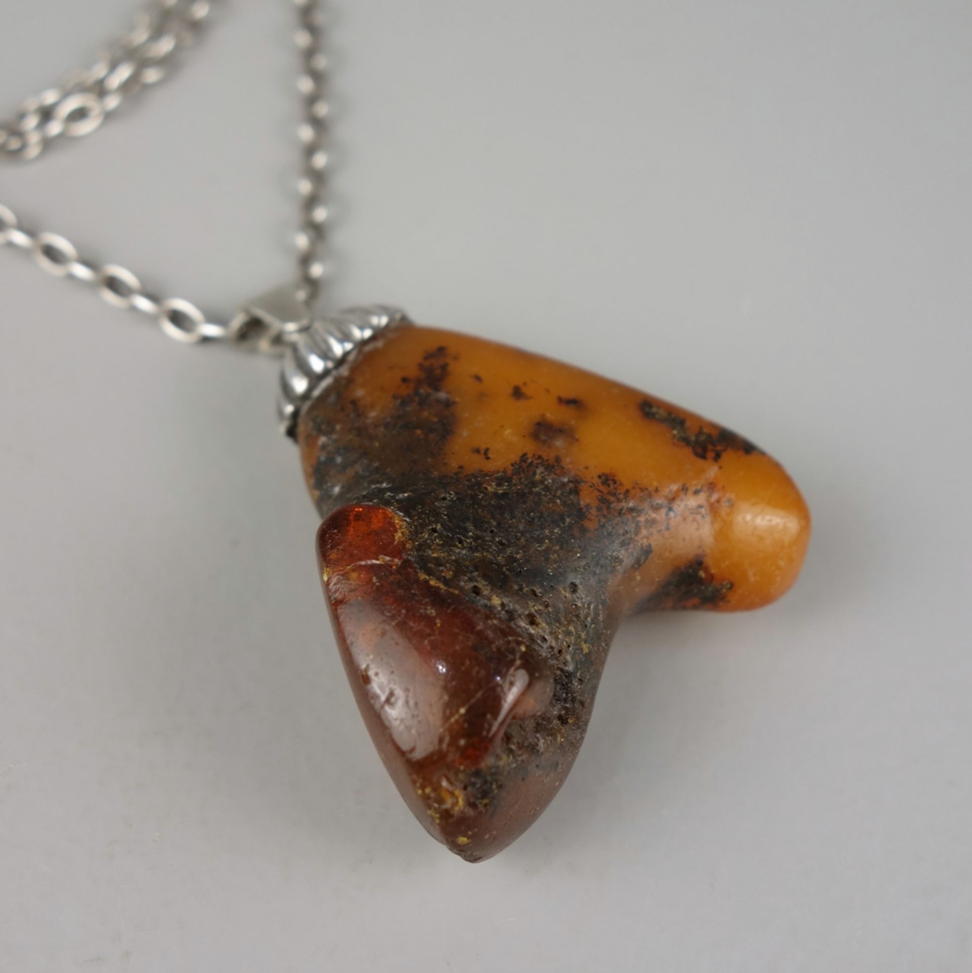 large amber pendant on silver anchorchain, total weight 36,07g - Image 3 of 3
